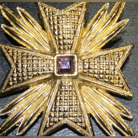 Carolee 2×2" VTG Gold tone cross - Picture 2 of 10